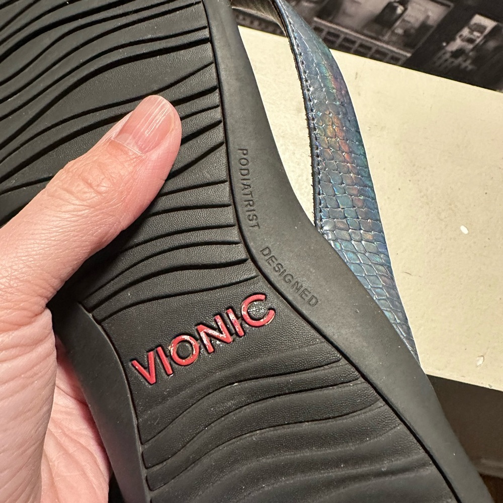 Vionic Women’s Sandals, charcoal metallic snakeskin, size 9.5 - Picture 7 of 7